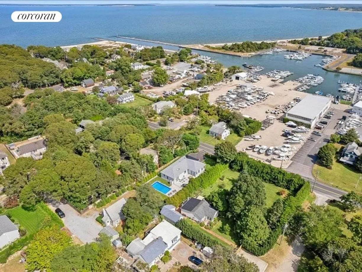 The Hamptons Real Estate | View 43 Newtown Road | room 1