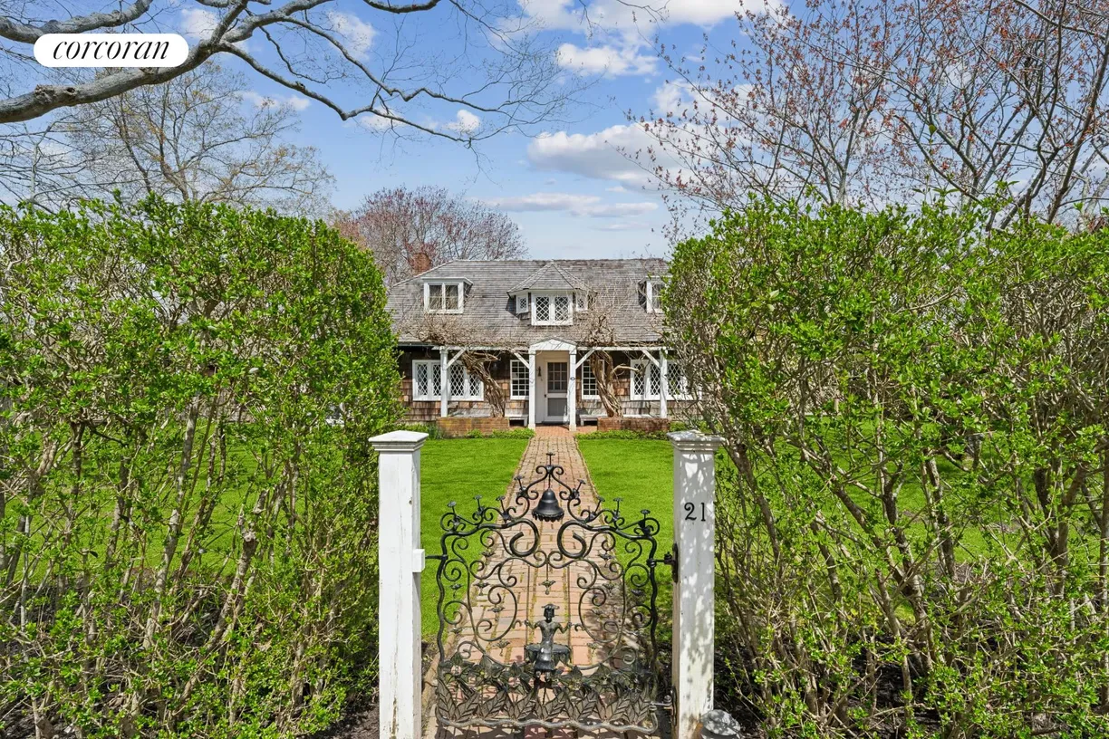 The Hamptons Real Estate | View 21 Ochre Lane | 4 Beds, 3 Baths