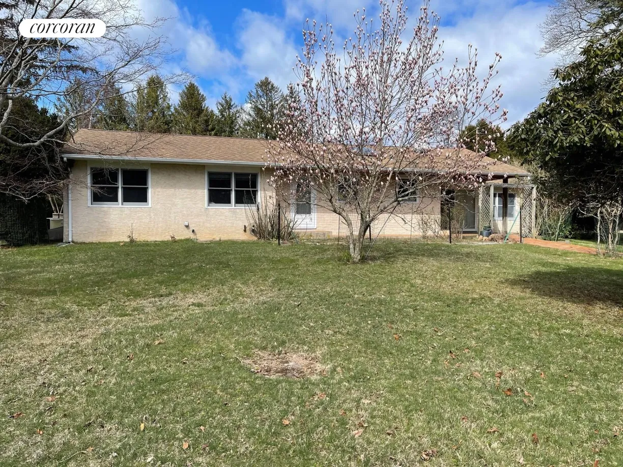 The Hamptons Real Estate | View 17 Wade Road | 3 Beds, 3 Baths