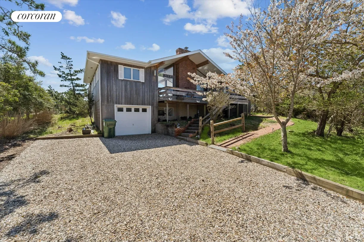 The Hamptons Real Estate | View 323 Marine Blvd. | room 1