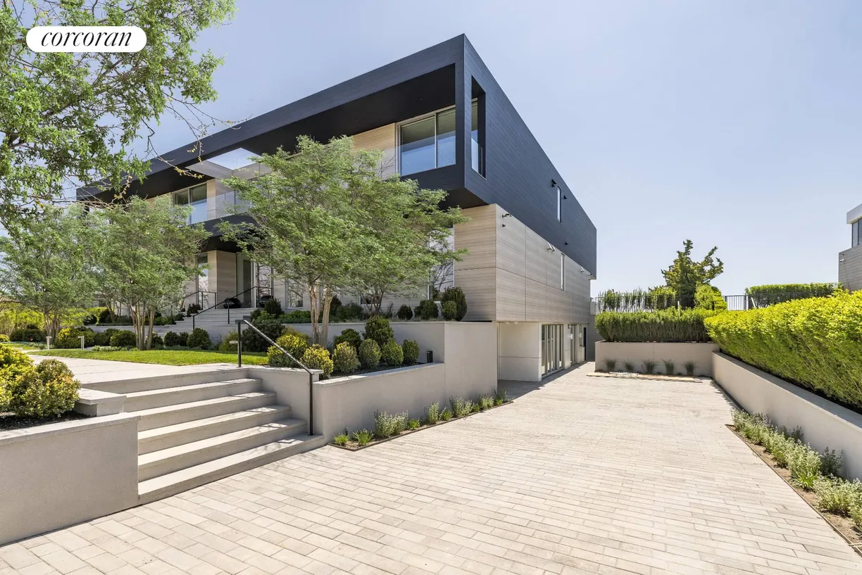 The Hamptons Real Estate | View 165 Surfside Drive | room 2
