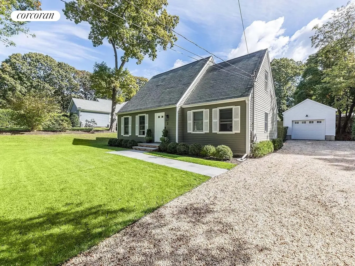 The Hamptons Real Estate | View 2 Bay View Drive West | 3 Beds, 2 Baths