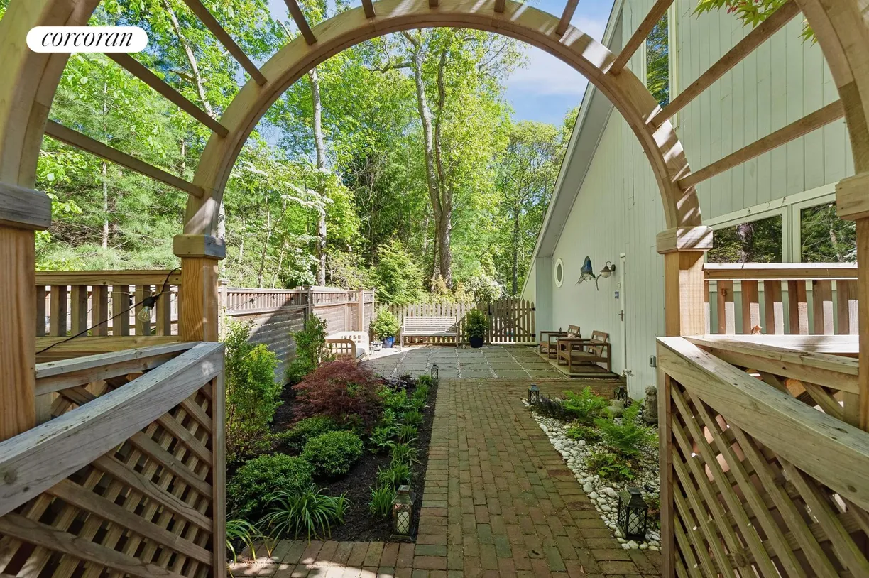 The Hamptons Real Estate | View 43 Highlands Drive | 3 Beds, 2 Baths