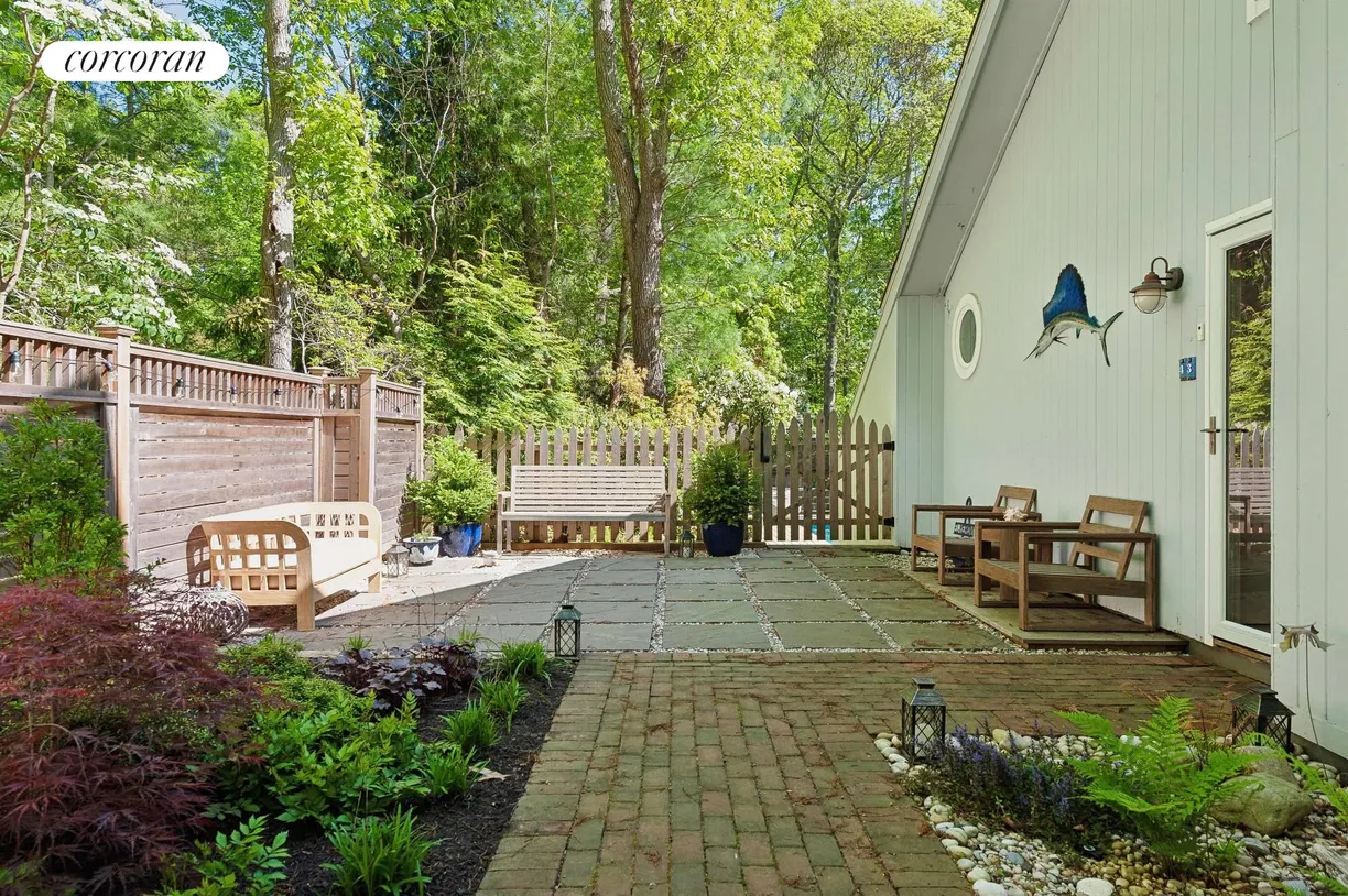 The Hamptons Real Estate | View 43 Highlands Drive | room 1