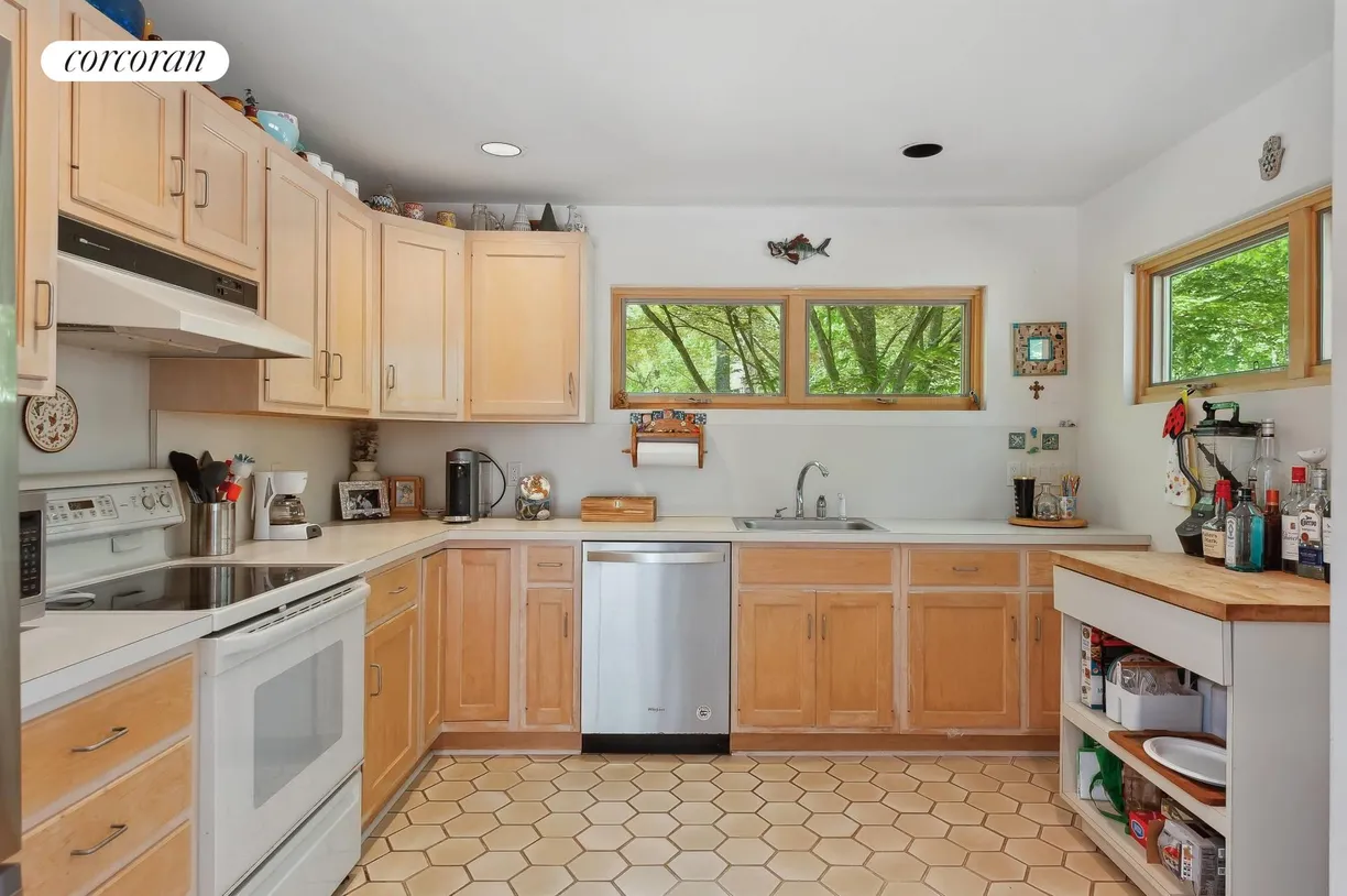 The Hamptons Real Estate | View 43 Highlands Drive | room 2