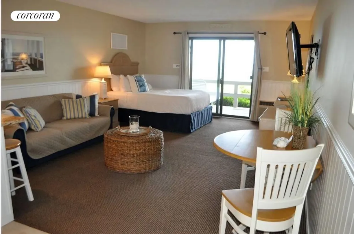 The Hamptons Real Estate | View 727 Old Montauk Highway | room 1