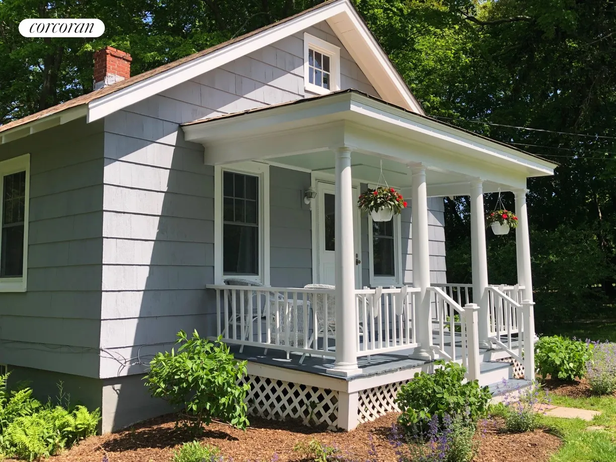 The Hamptons Real Estate | View 12 North Cartwright Road | 2 Beds, 1 Bath