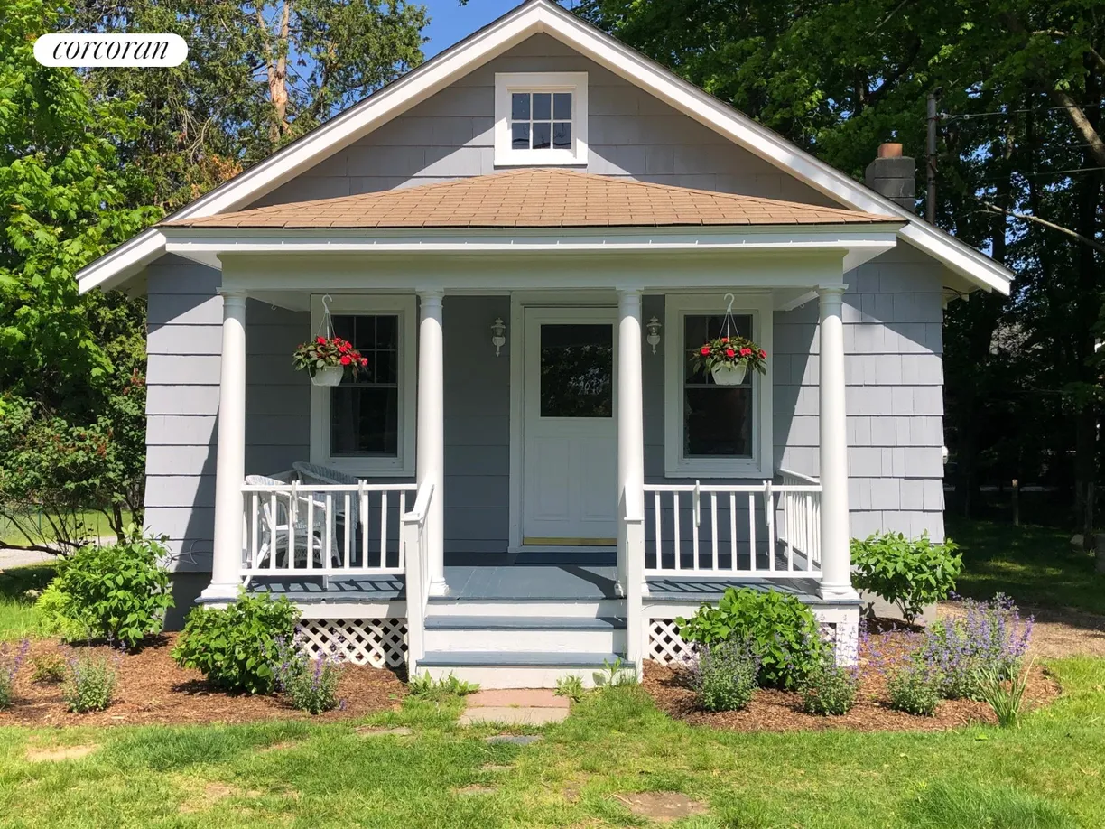 The Hamptons Real Estate | View 12 North Cartwright Road | Cottage with covered front porch