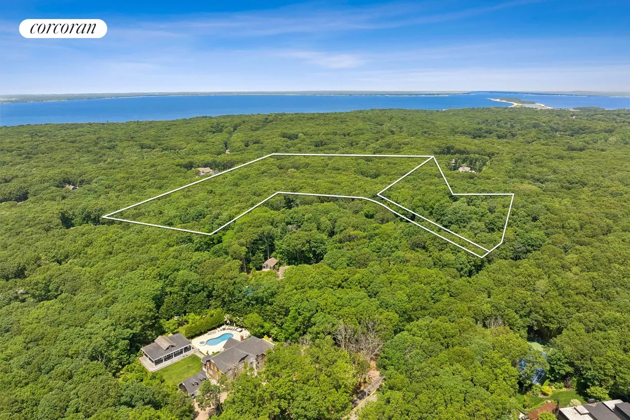 The Hamptons Real Estate | View 2222 Deerfield Road | room 1