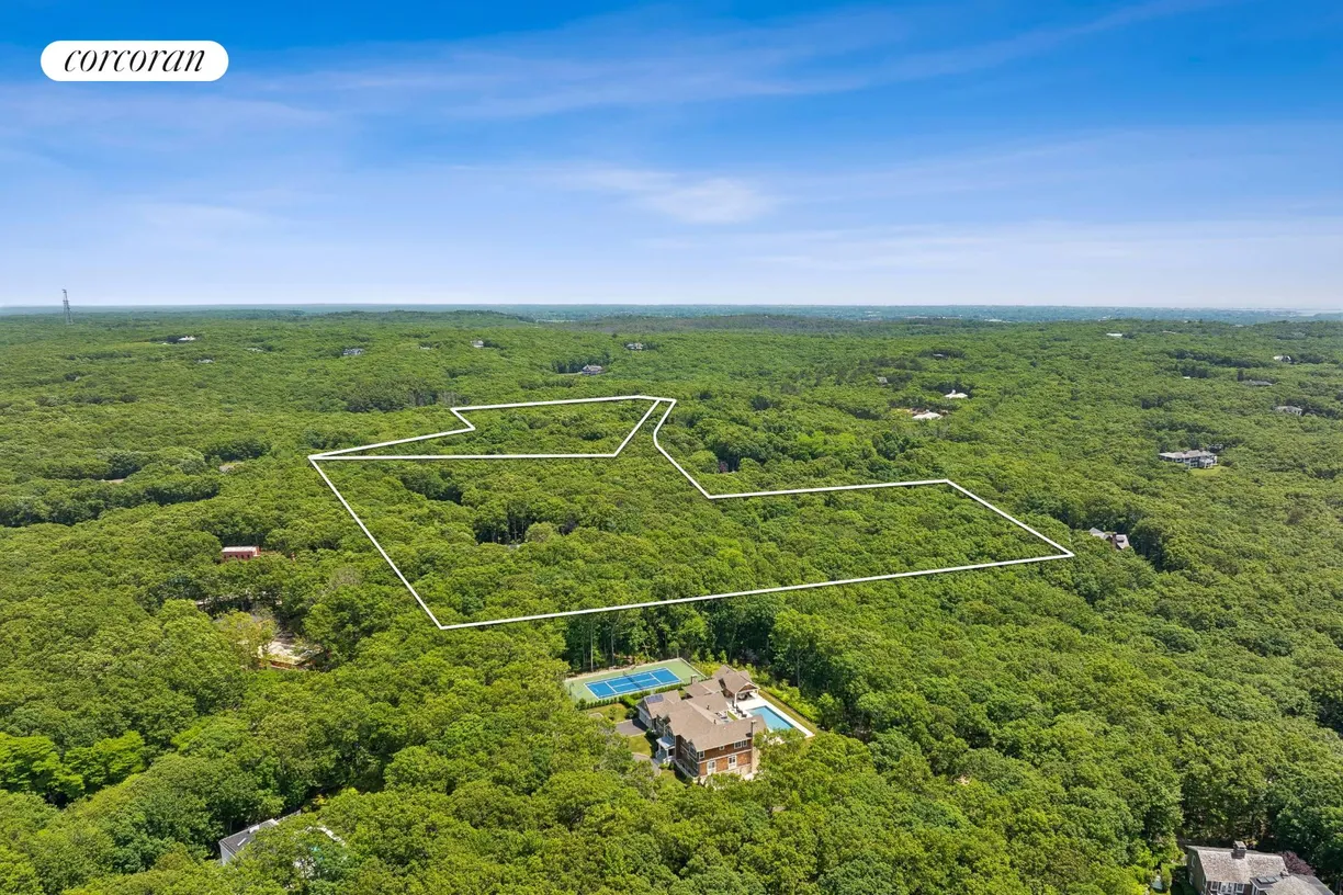 The Hamptons Real Estate | View 2222 Deerfield Road | room 2