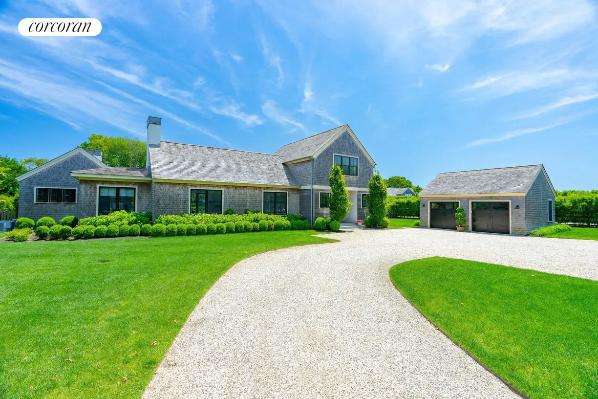 The Hamptons Real Estate | View 472 Edge Of Woods Road | room 2