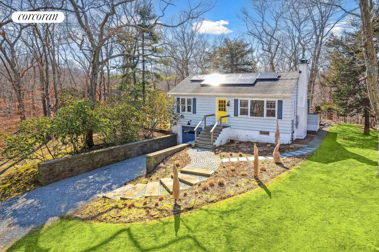 The Hamptons Real Estate | View 42 West Neck Road | Adorable Cottage