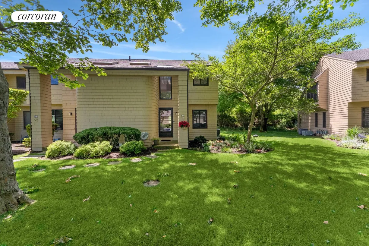The Hamptons Real Estate | View 52 Fairway Place Unit 20 | 2 Beds, 2 Baths