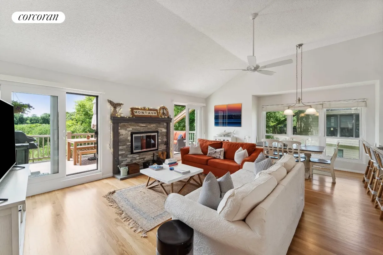 The Hamptons Real Estate | View 52 Fairway Place Unit 20 | room 2