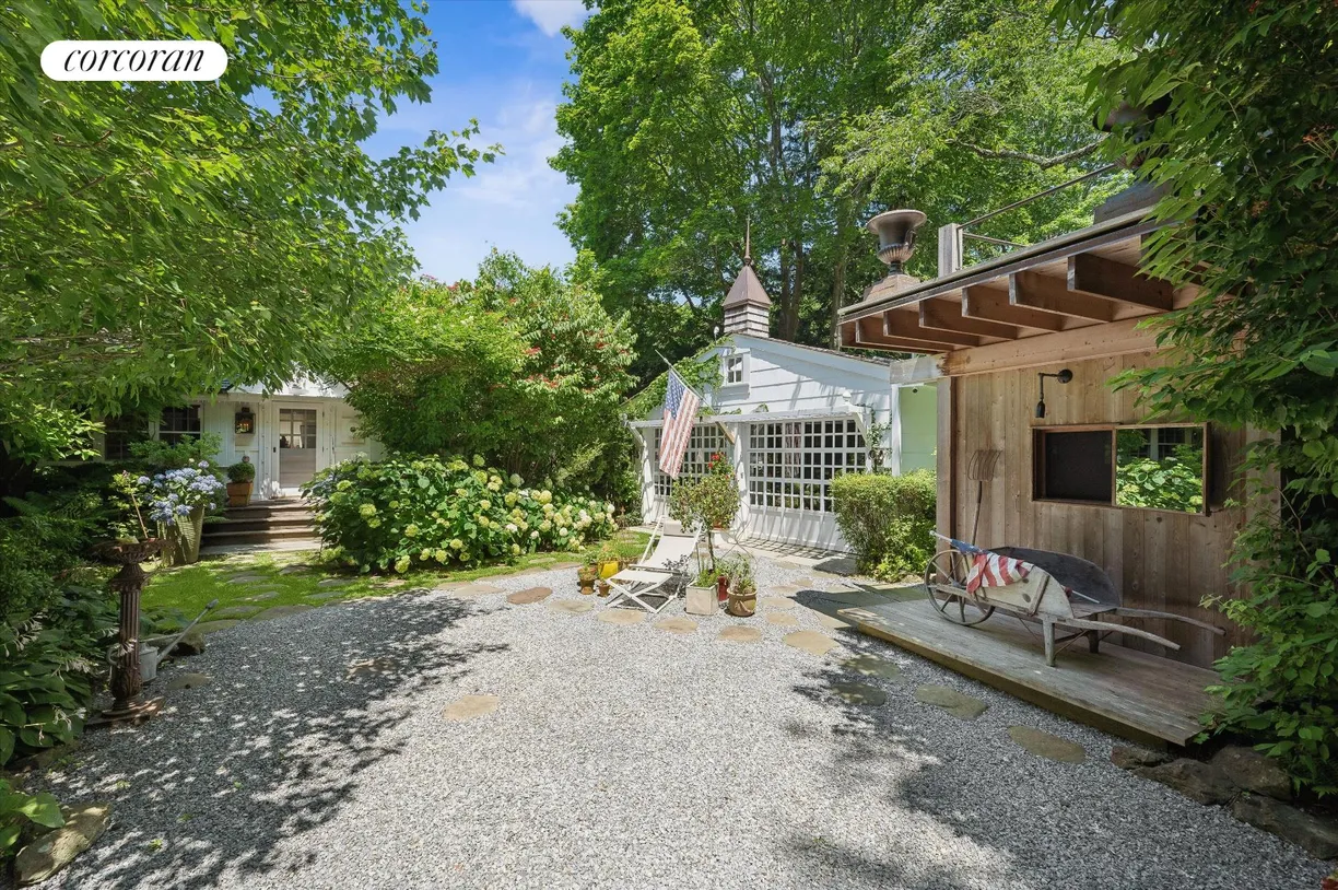 The Hamptons Real Estate | View 74 Jagger Lane | 3 Beds, 2 Baths