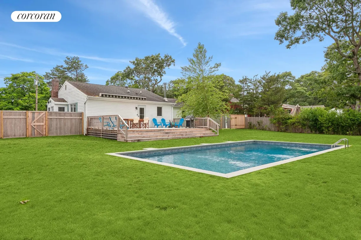 The Hamptons Real Estate | View 113 East Tiana Road | 3 Beds, 2 Baths