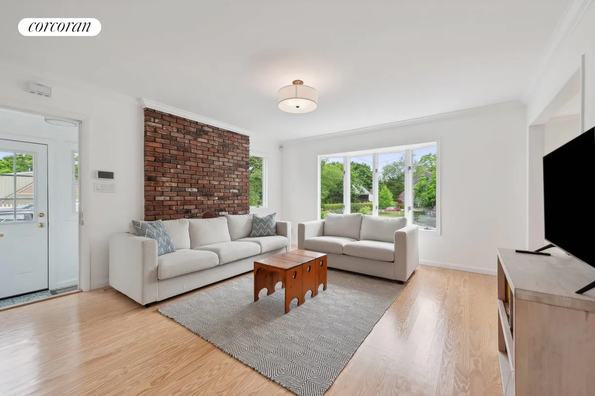 The Hamptons Real Estate | View 113 East Tiana Road | room 2