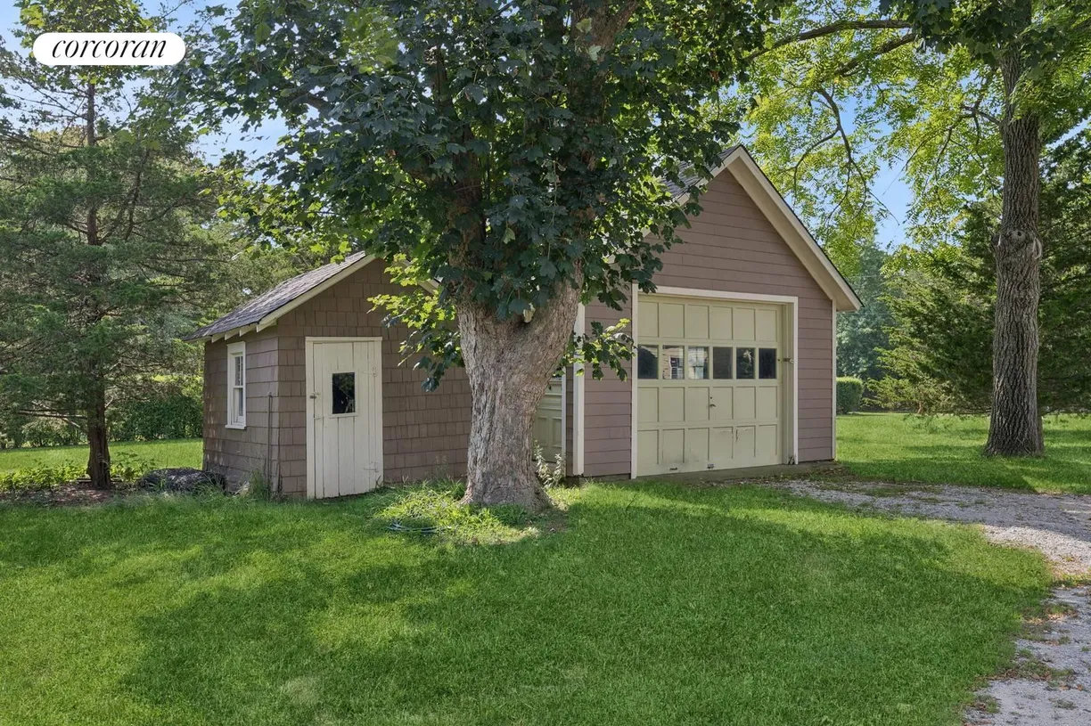 The Hamptons Real Estate | View 2700 Main Road | Garage