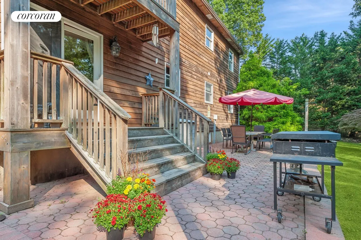 The Hamptons Real Estate | View 10 Roses Grove Road | room 1