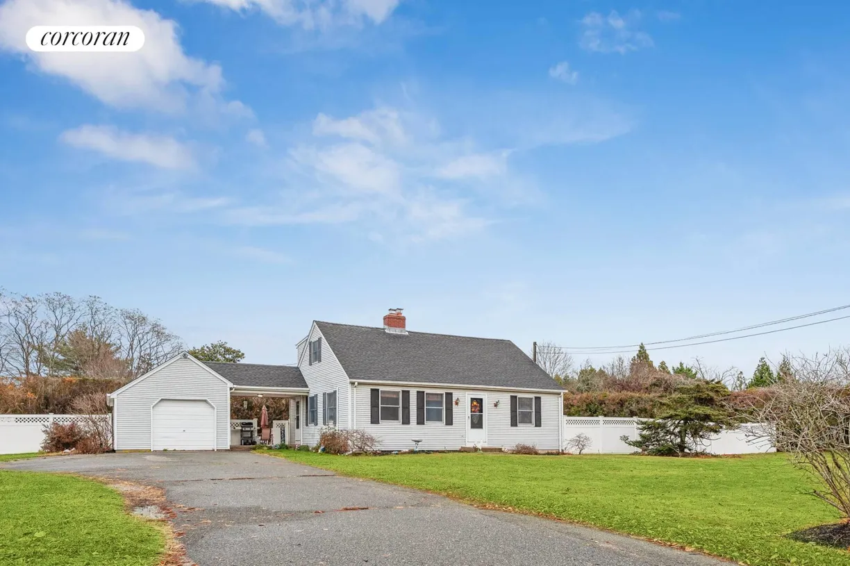 The Hamptons Real Estate | View 78 South Magee Street | room 1