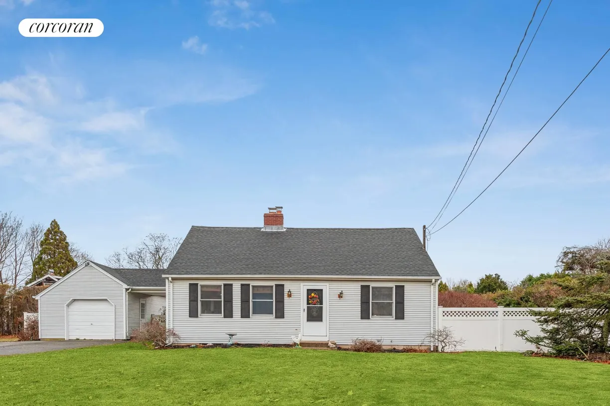 The Hamptons Real Estate | View 78 South Magee Street | 3 Beds, 2 Baths