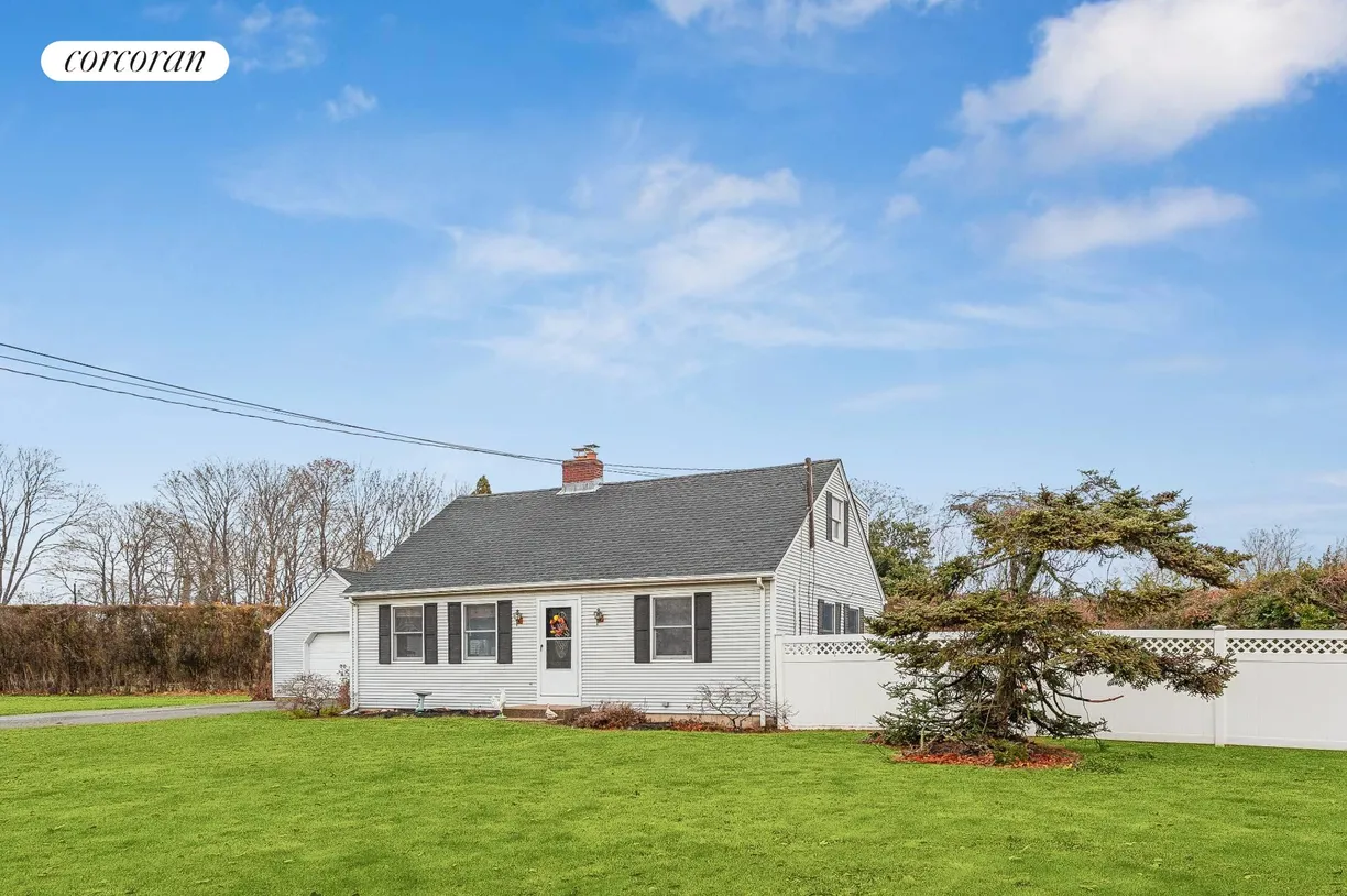 The Hamptons Real Estate | View 78 South Magee Street | room 2