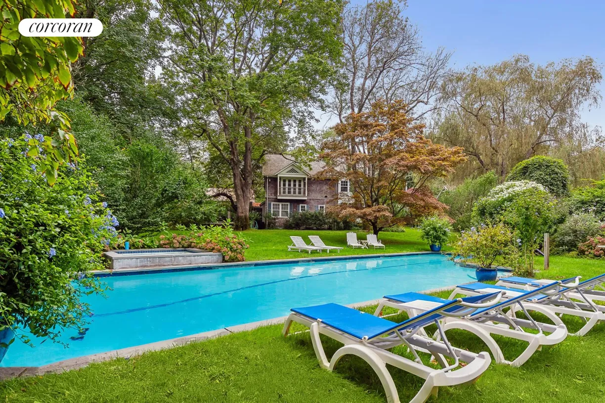 The Hamptons Real Estate | View 38 Darby Lane | 7 Beds, 7 Baths