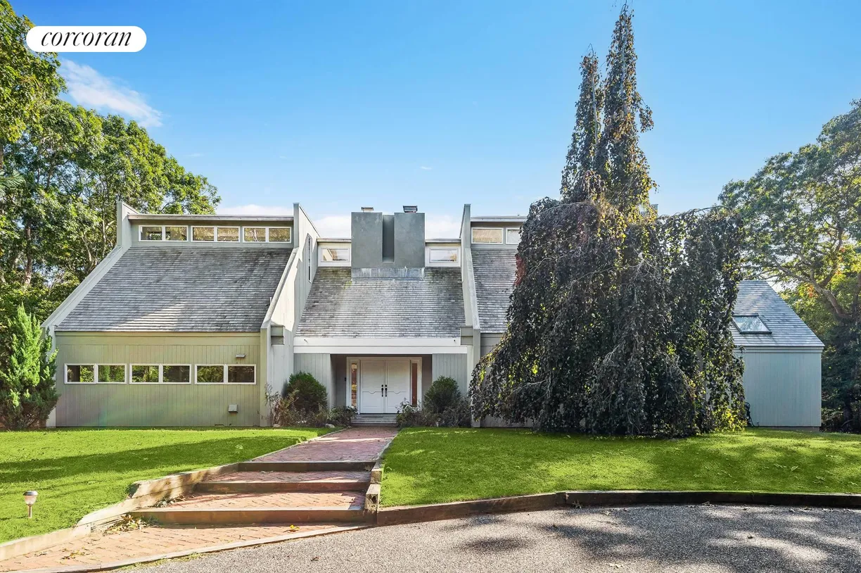 The Hamptons Real Estate | View 42 Davis Drive | 3 Beds, 3 Baths