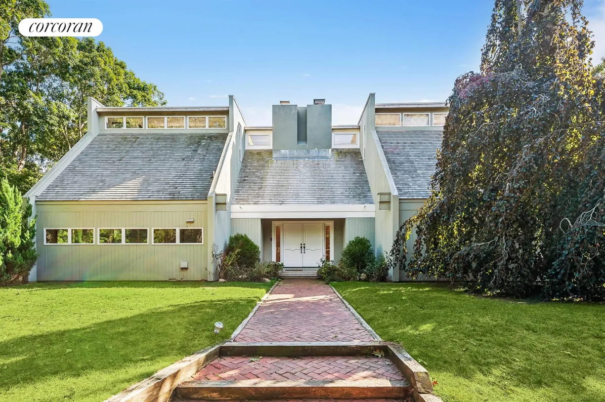 The Hamptons Real Estate | View 42 Davis Drive | room 1