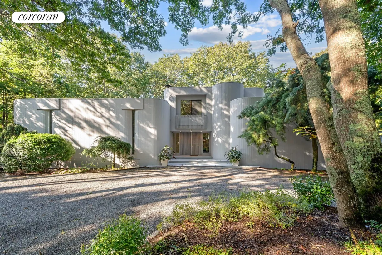 The Hamptons Real Estate | View 11 Glen Oak Court | 3 Beds, 3 Baths