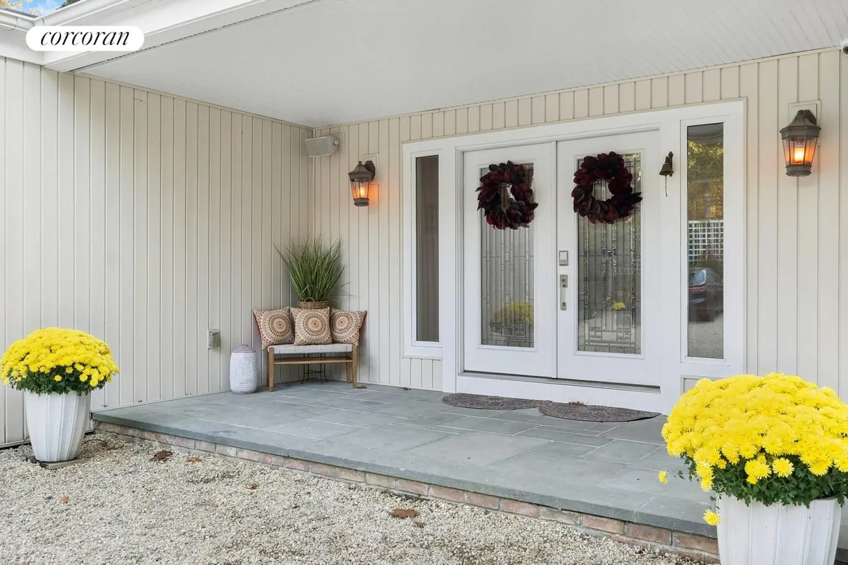 The Hamptons Real Estate | View 84 Montauk Highway | room 2