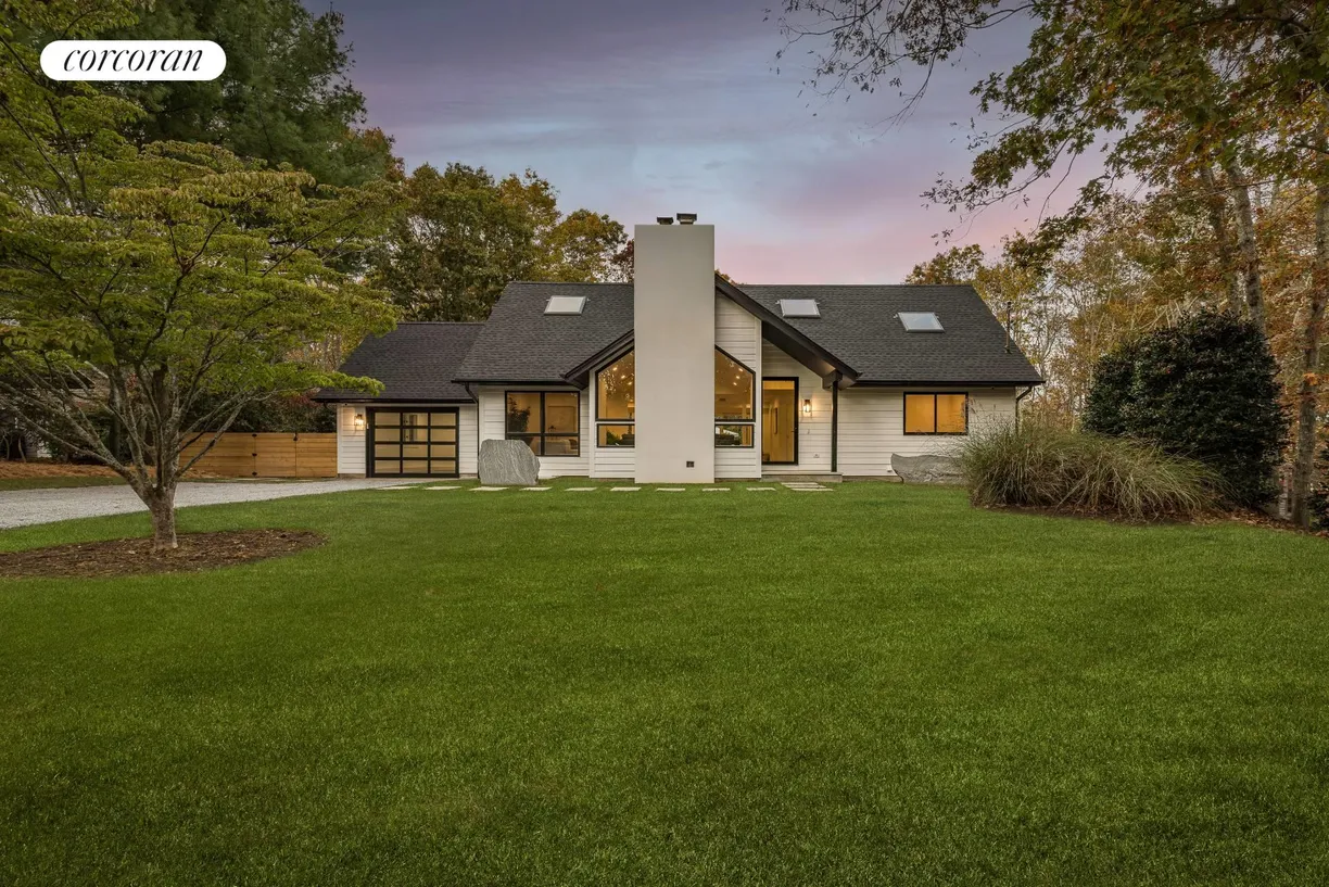 The Hamptons Real Estate | View 33 South Valley Road | 6 Beds, 4 Baths