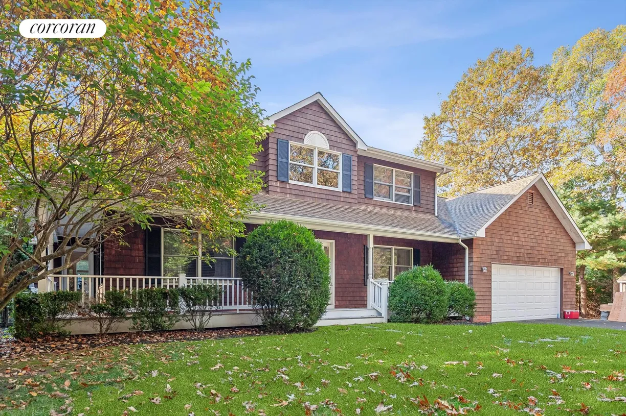 The Hamptons Real Estate | View 67 Straight Path | 3 Beds, 4 Baths