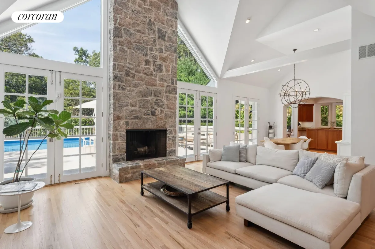 The Hamptons Real Estate | View 7 Fairway Court | room 1