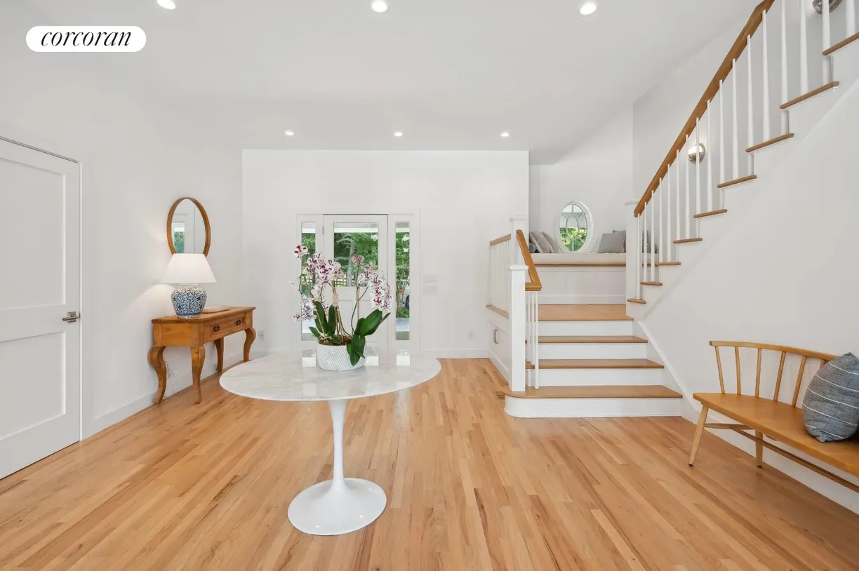 The Hamptons Real Estate | View 7 Fairway Court | room 2