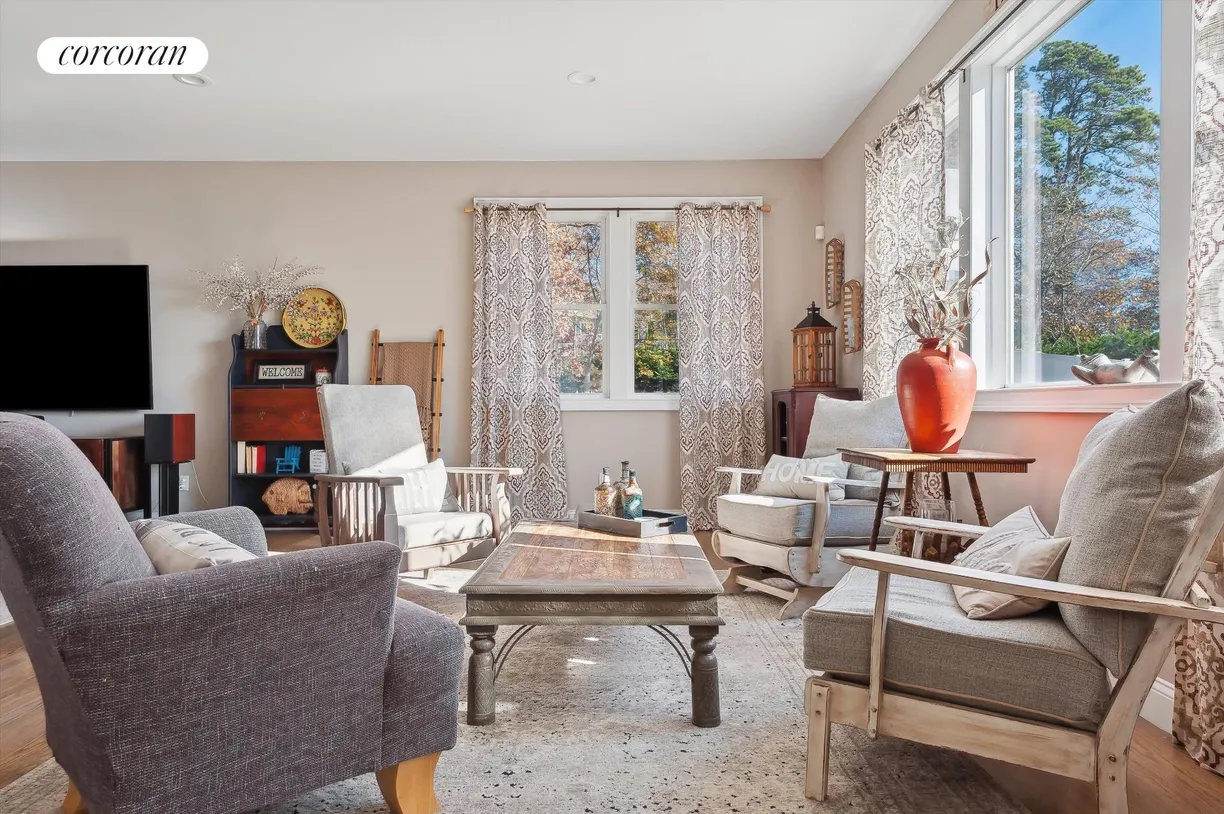 The Hamptons Real Estate | View 25 Seneca Drive | 4 Beds, 4 Baths