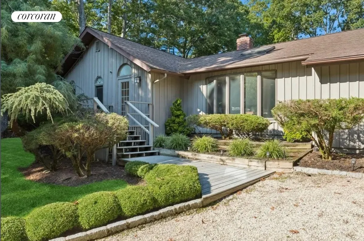 The Hamptons Real Estate | View 4 Spy Glass Lane | 3 Beds, 3 Baths