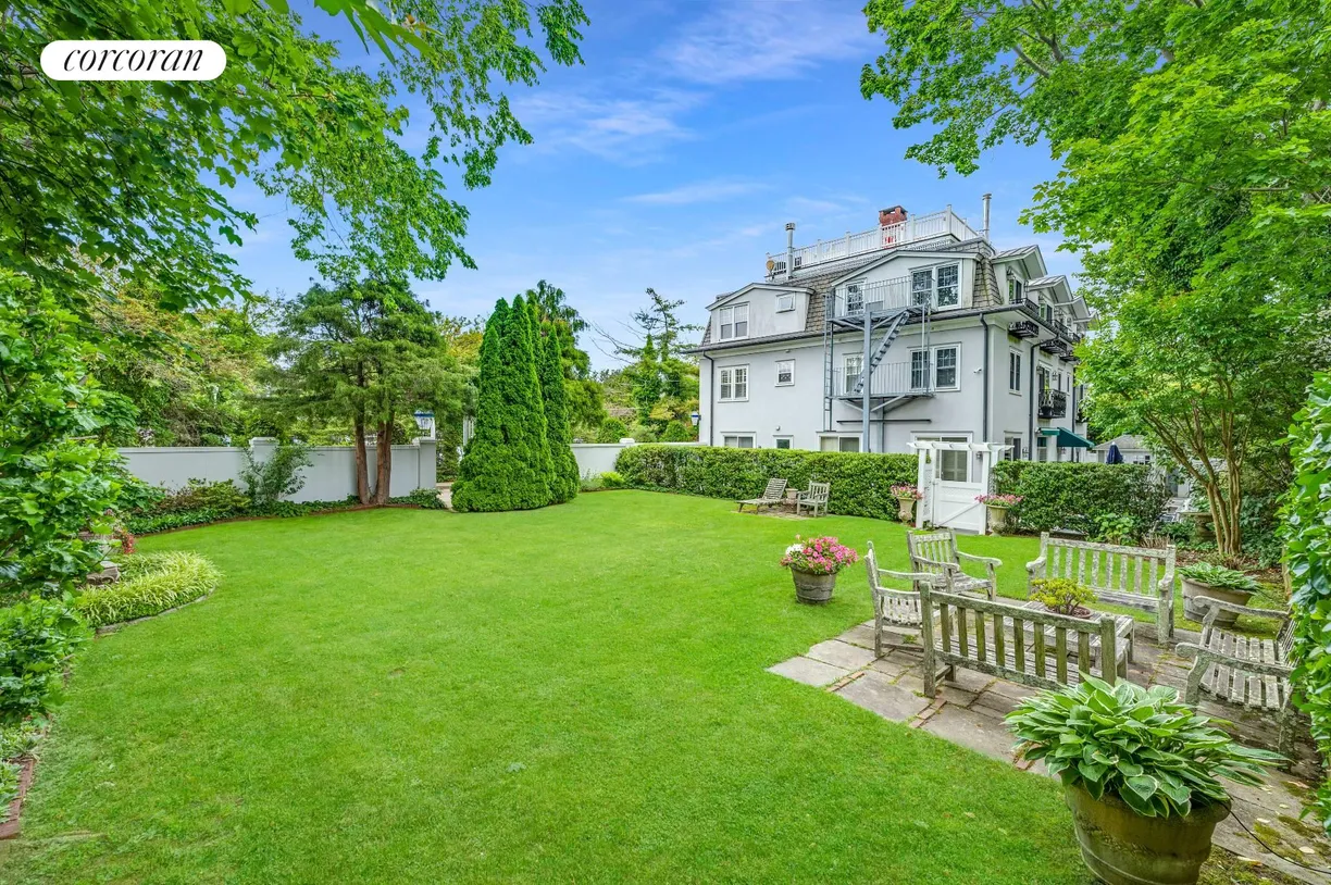 The Hamptons Real Estate | View 30 Wall Street | Private yard