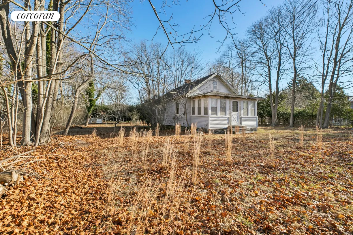The Hamptons Real Estate | View 26 Fairview Avenue | 2 Beds, 1 Bath