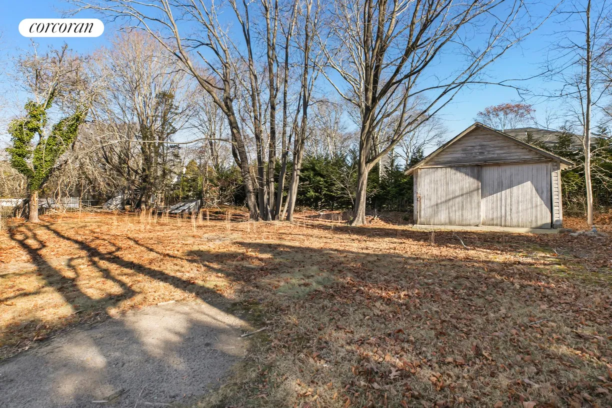 The Hamptons Real Estate | View 26 Fairview Avenue | detached garage