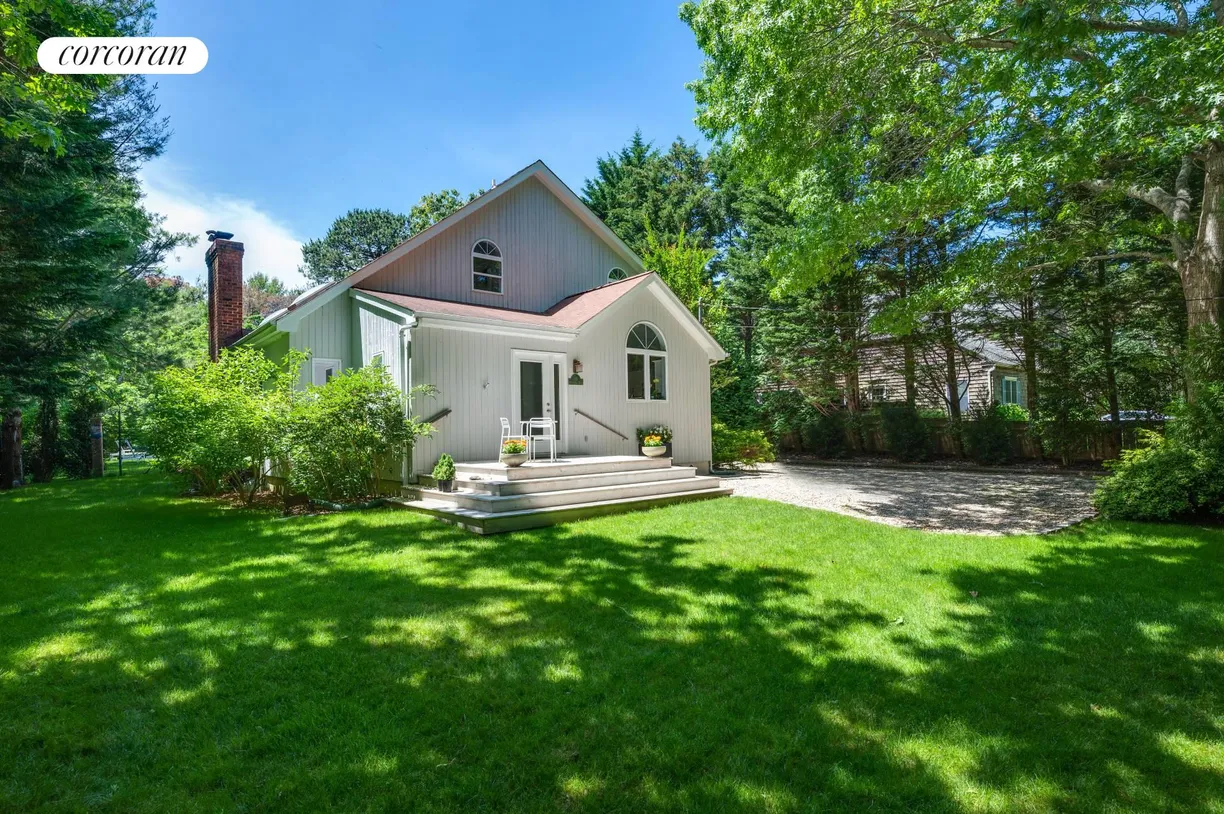 The Hamptons Real Estate | View 15 E Gate Road | room 1