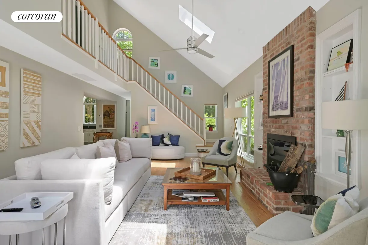 The Hamptons Real Estate | View 15 E Gate Road | room 2