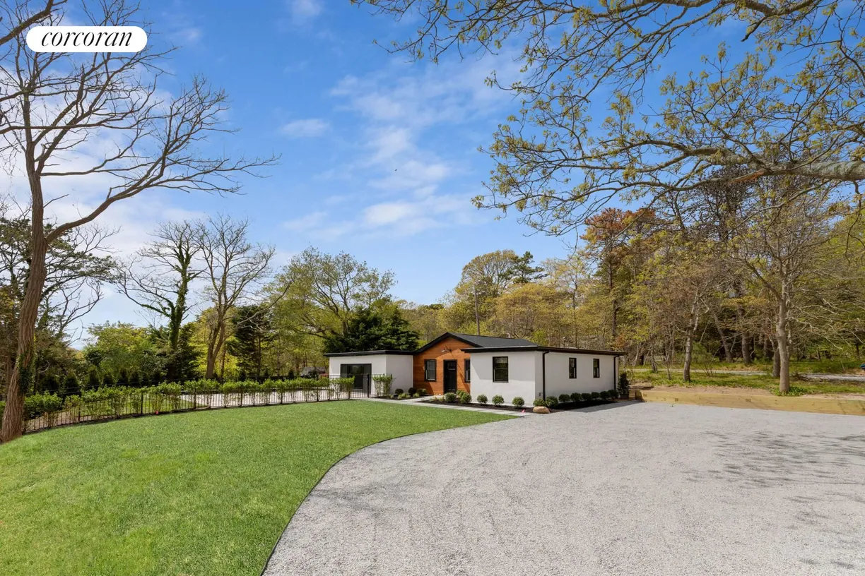 The Hamptons Real Estate | View  | room 2