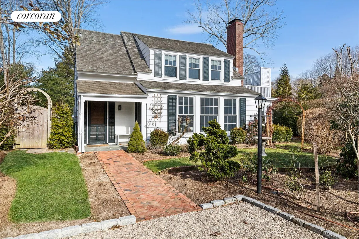 The Hamptons Real Estate | View 393 Hill Street | 3 Beds, 2 Baths