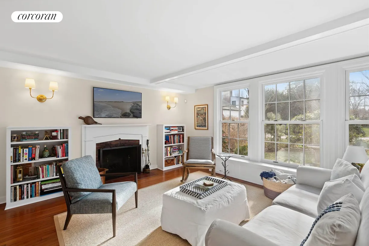 The Hamptons Real Estate | View 393 Hill Street | room 2