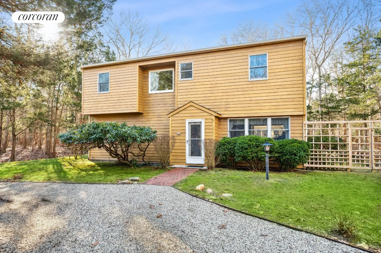 The Hamptons Real Estate | View 34 Underwood Drive | 6 Beds, 2 Baths