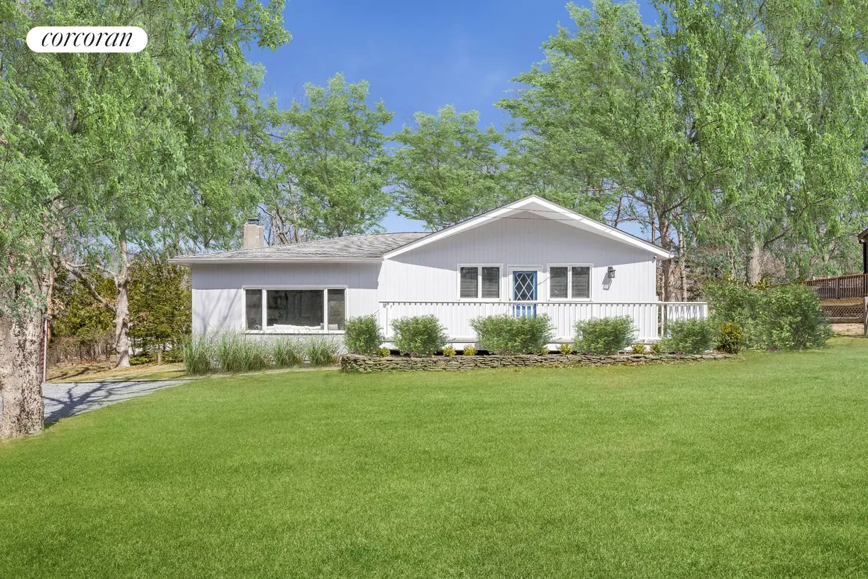 The Hamptons Real Estate | View 62 HILLSIDE DR E | 3 Beds, 1 Bath