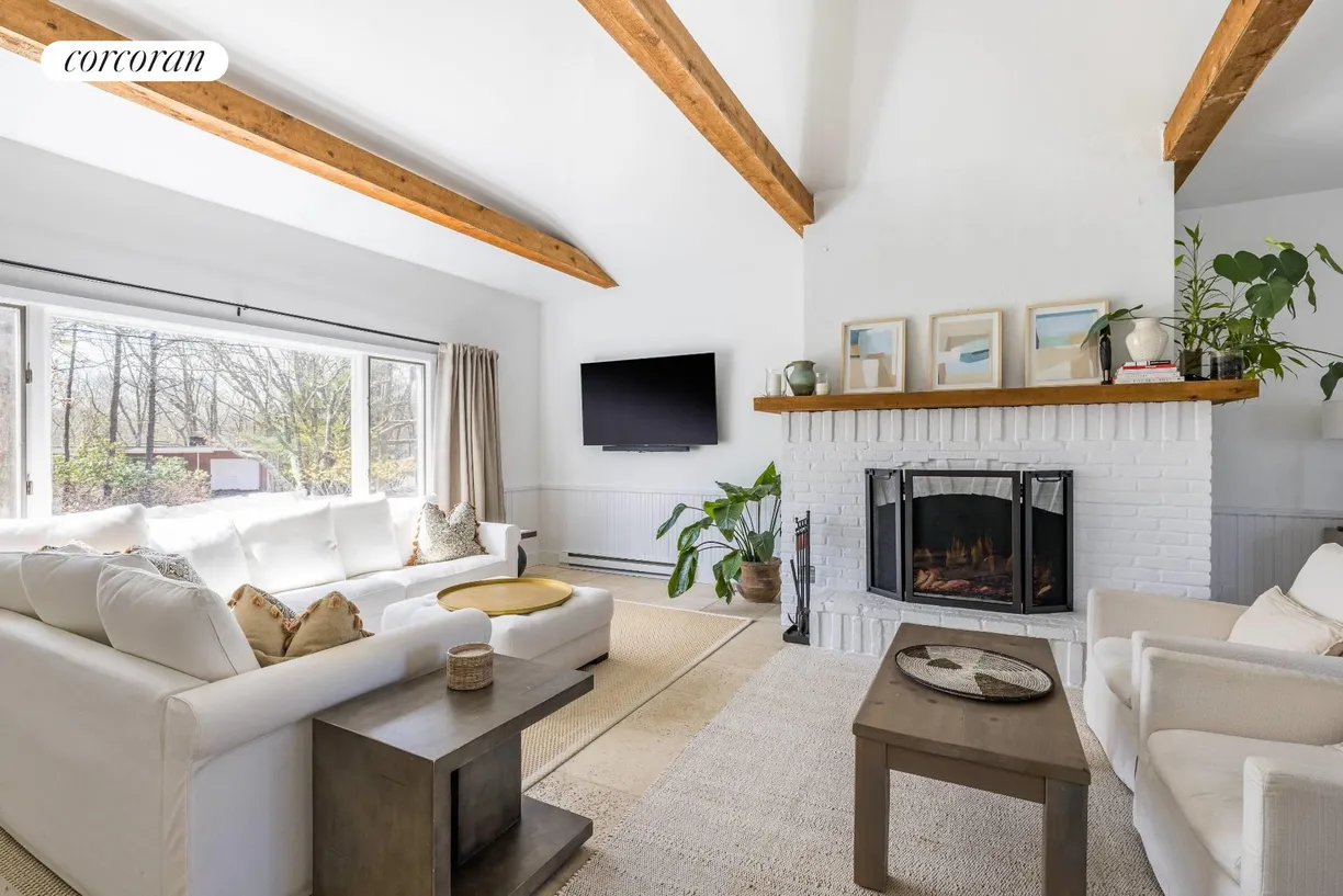 The Hamptons Real Estate | View 62 HILLSIDE DR E | room 1
