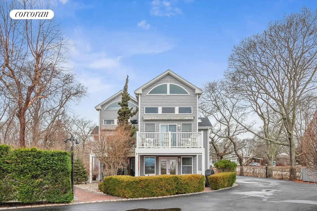 The Hamptons Real Estate | View 402 West Lake Drive | 2 Beds, 1 Bath