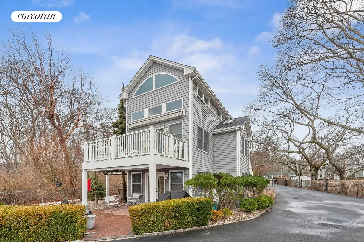 The Hamptons Real Estate | View 402 West Lake Drive | room 1